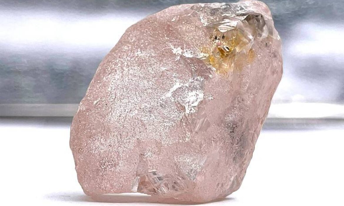 Maior diamante rosa dos últimos 300 anos é descoberto em Angola